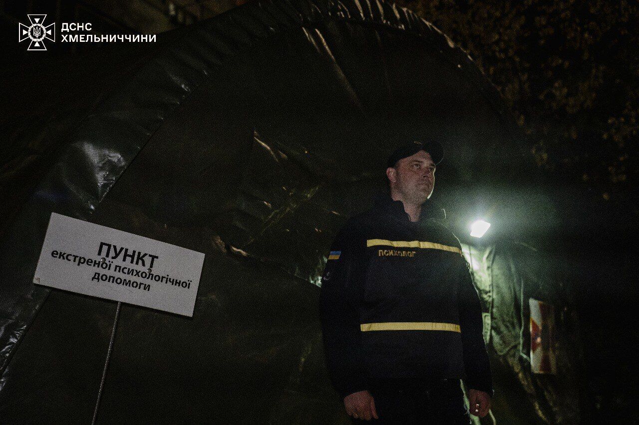 У Хмельницькому пролунав потужний вибух у багатоповерхівці: зруйновано три поверхи, є загиблі та постраждалі. Фото і відео