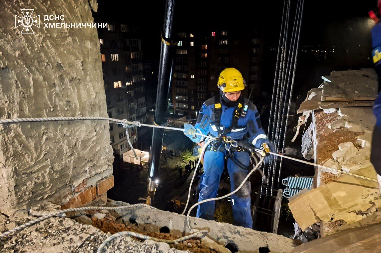 У Хмельницькому пролунав потужний вибух у багатоповерхівці: зруйновано три поверхи, є загиблі та постраждалі. Фото і відео