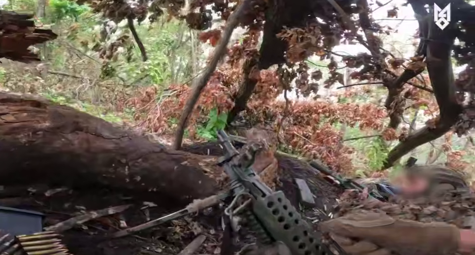 Подошли вплотную к врагу: в ССО показали, как пулеметчик отработал по оккупантам на их же позиции. Видео