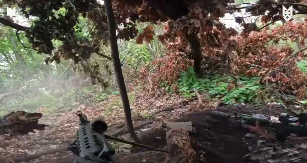 Подошли вплотную к врагу: в ССО показали, как пулеметчик отработал по оккупантам на их же позиции. Видео