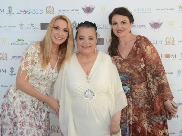 "Сталася одна дуже страшна ситуація". Ольга Сумська – про критику сестри за радіодиктант, хейт навколо пам’ятника мамі та родинні таємниці