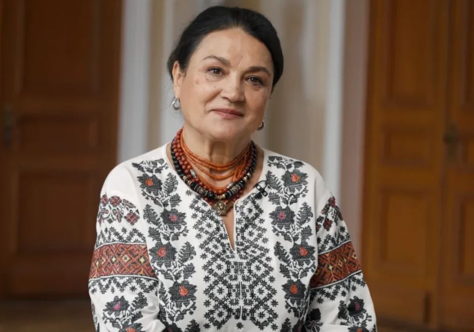 "Сталася одна дуже страшна ситуація". Ольга Сумська – про критику сестри за радіодиктант, хейт навколо пам’ятника мамі та родинні таємниці