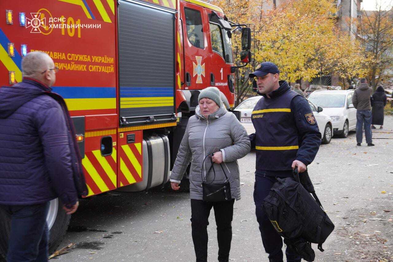 У Хмельницькому пролунав потужний вибух у багатоповерхівці: зруйновано три поверхи, є загиблі та постраждалі. Фото і відео