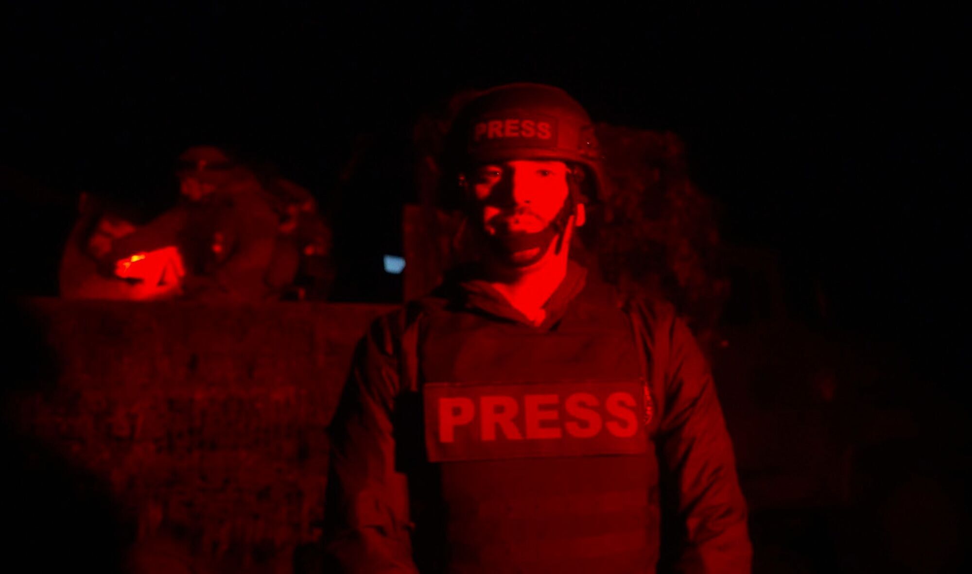 Продюсер телеканала получил ранение обеих ног