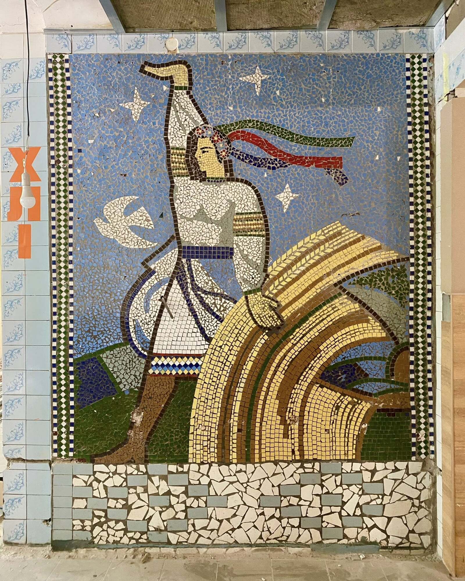 Тривалий час була схована від людей: у Києві знайшли унікальну мозаїку. Фото та відео