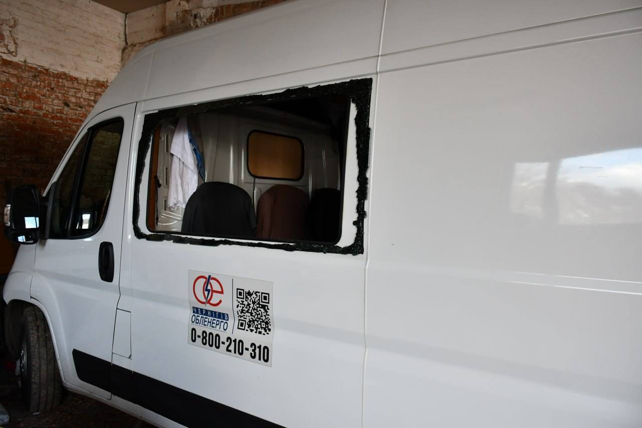На Черниговщине российские военные атаковали энергетиков во время восстановительных работ: есть повреждения. Фото