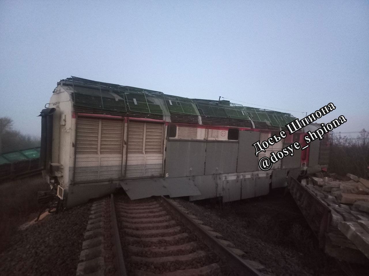 Локомотив і десять вагонів зійшли з колій: під окупованим Бердянськом влаштували диверсію на залізниці. Фото