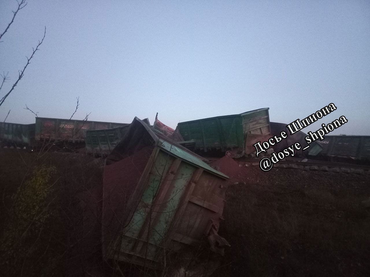 Локомотив і десять вагонів зійшли з колій: під окупованим Бердянськом влаштували диверсію на залізниці. Фото