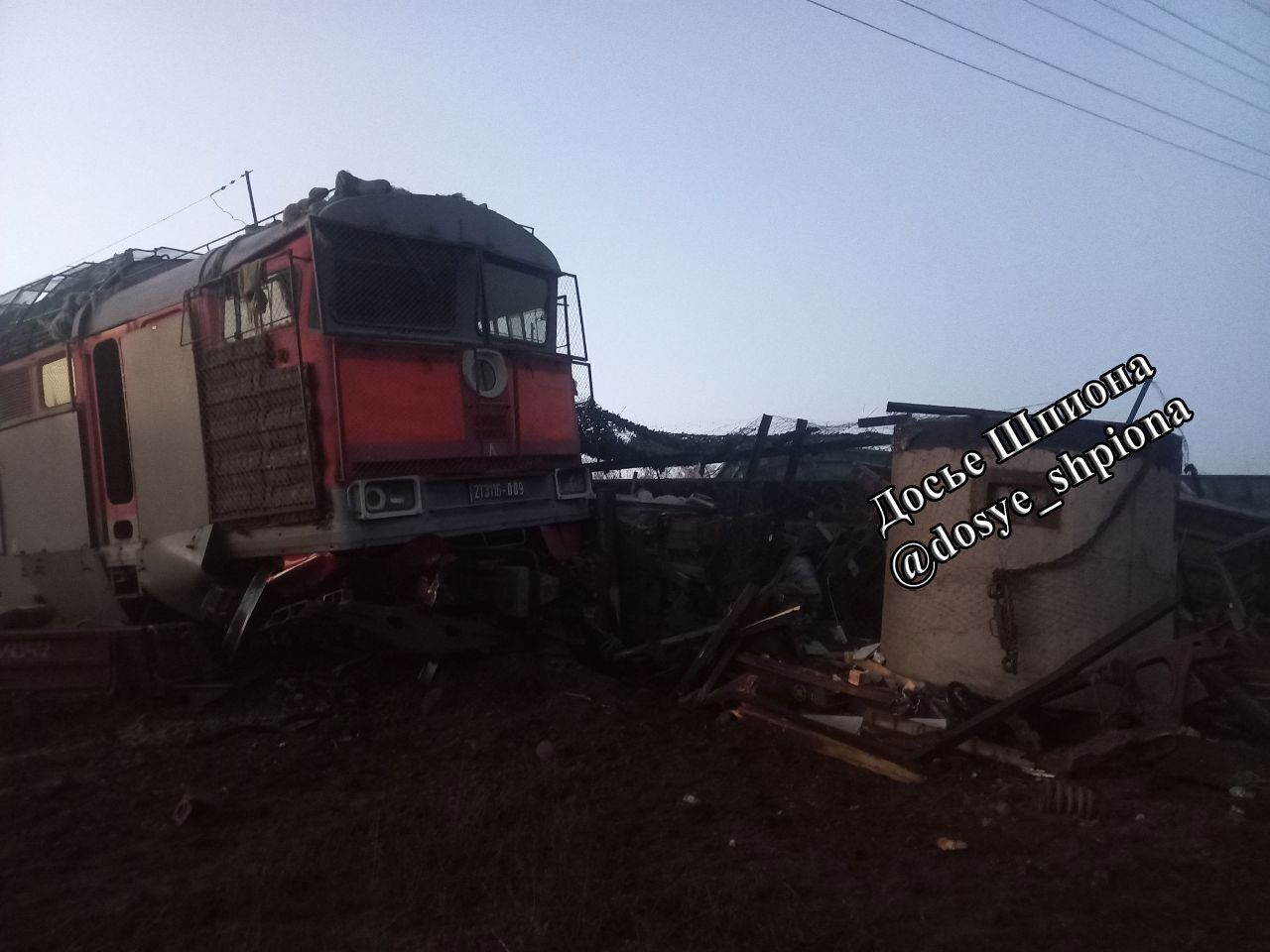 Локомотив і десять вагонів зійшли з колій: під окупованим Бердянськом влаштували диверсію на залізниці. Фото