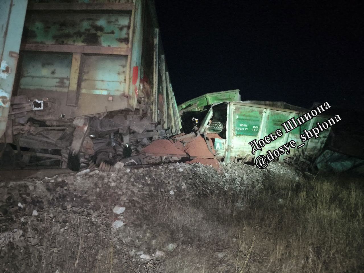 Локомотив і десять вагонів зійшли з колій: під окупованим Бердянськом влаштували диверсію на залізниці. Фото
