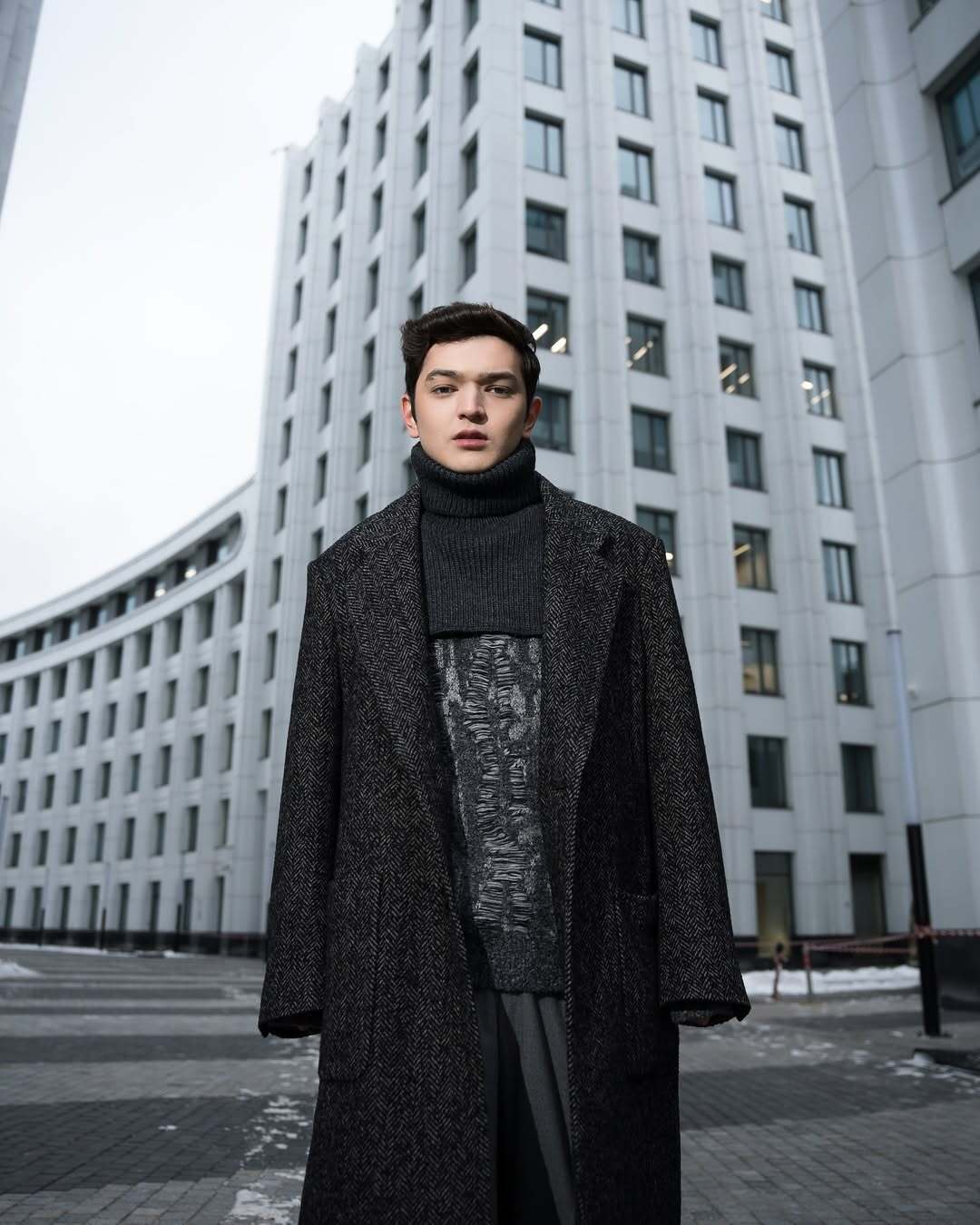 Співак-українофоб потрапив у скандал через синьо-жовтий пакет і нажив собі ворогів у Казахстані