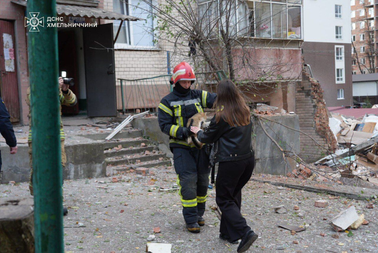 У Хмельницькому пролунав потужний вибух у багатоповерхівці: зруйновано три поверхи, є загиблі та постраждалі. Фото і відео