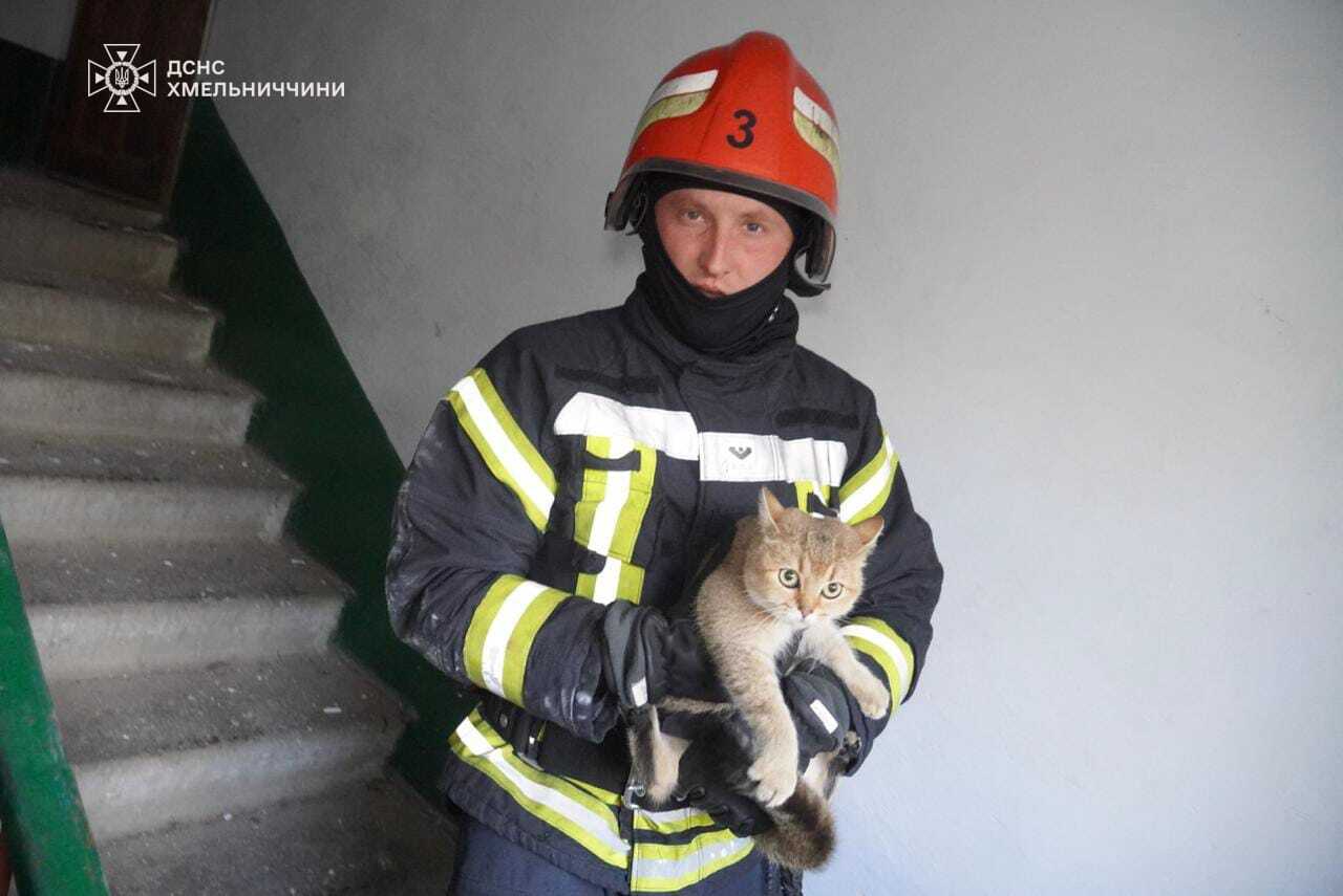 У Хмельницькому пролунав потужний вибух у багатоповерхівці: зруйновано три поверхи, є загиблі та постраждалі. Фото і відео