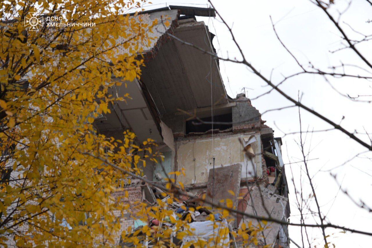 У Хмельницькому пролунав потужний вибух у багатоповерхівці: зруйновано три поверхи, є загиблі та постраждалі. Фото і відео