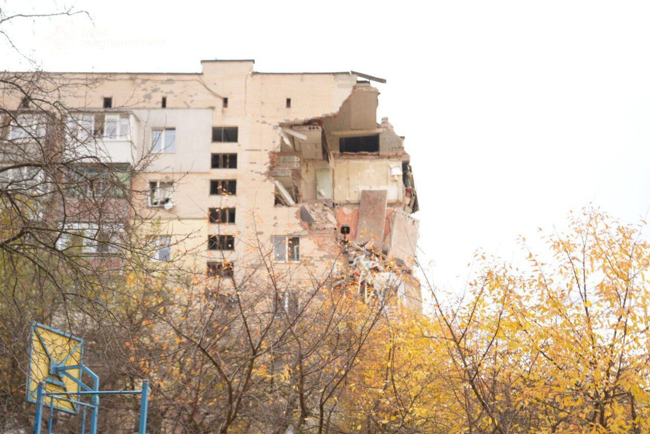 "Думаем теперь, где будем жить": жители многоэтажки в Хмельницком рассказали о взрыве и его последствиях. Видео