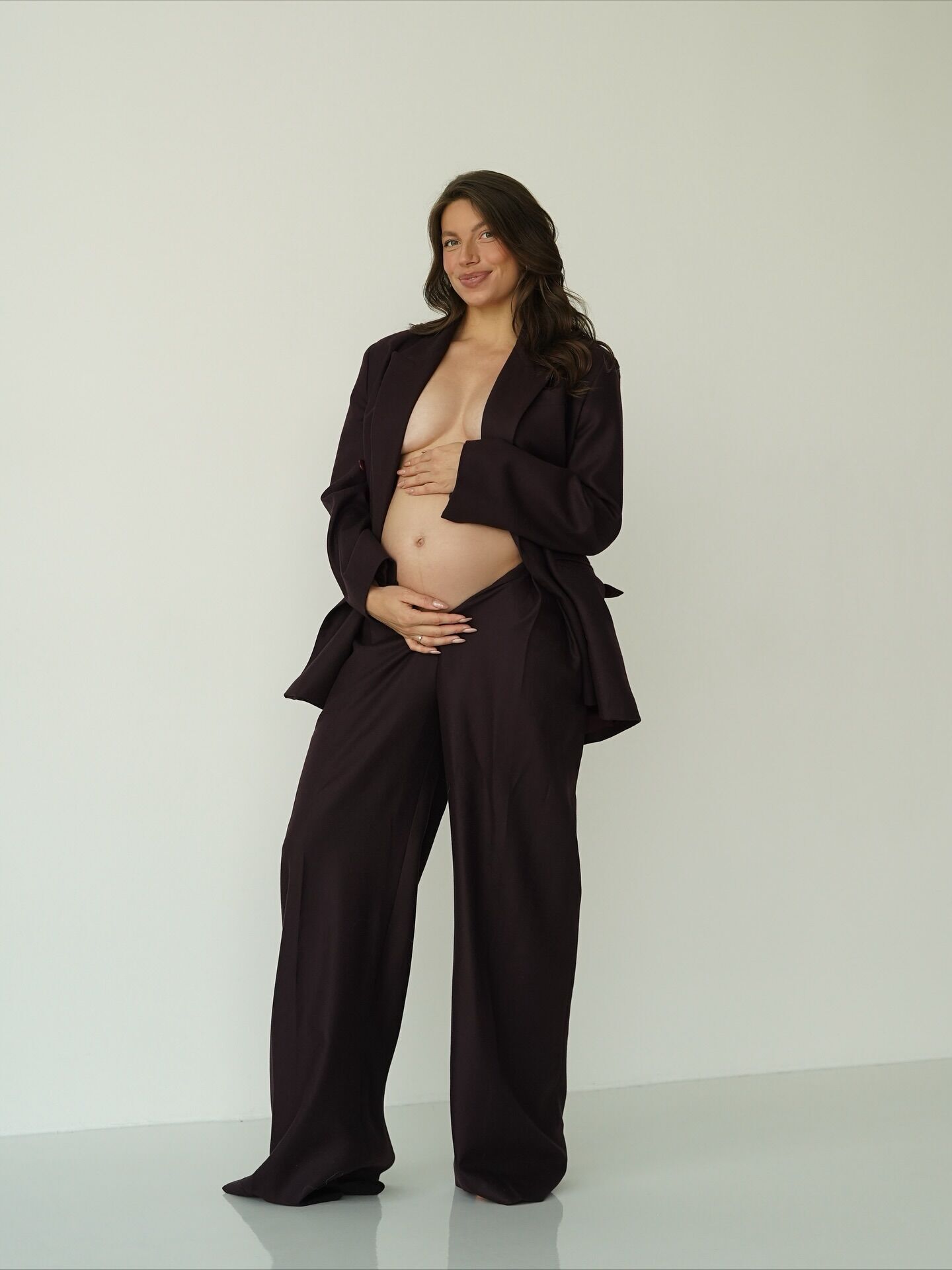 Беременная Марина Бех-Романчук снялась в расстегнутом пиджаке на голое тело. В соцсетях назвали это "контентом не для публики"