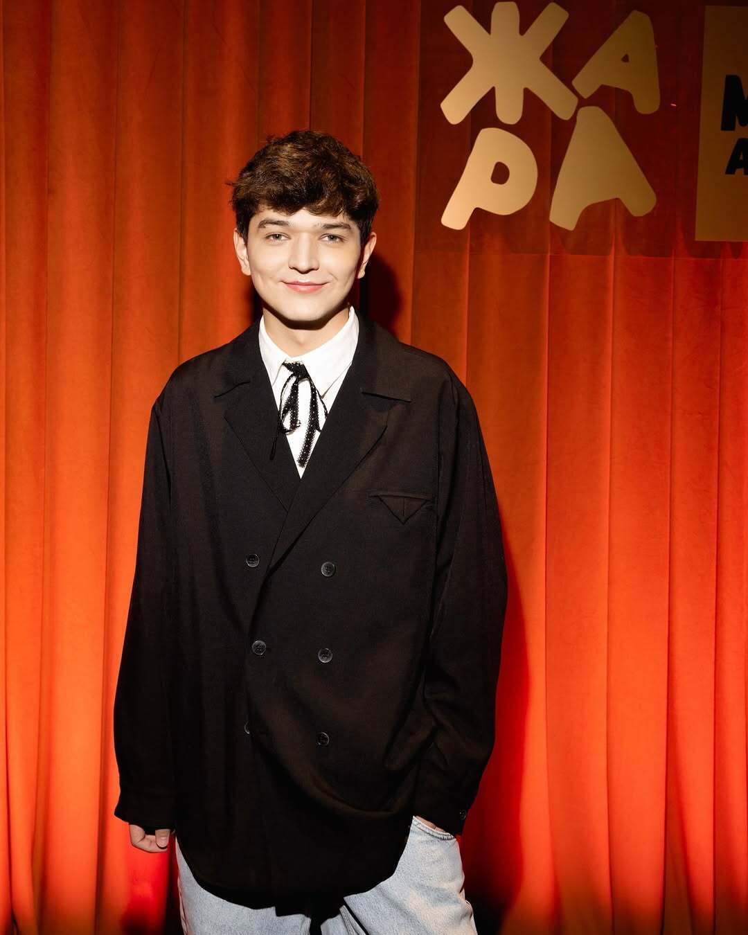 Співак-українофоб потрапив у скандал через синьо-жовтий пакет і нажив собі ворогів у Казахстані