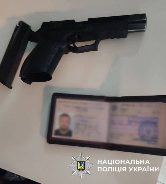 В Киеве мужчина на улице устроил стрельбу: есть раненые. Подробности и фото