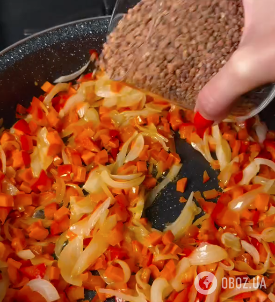 Як смачно приготувати гречку на сковороді з курячим м'ясом та овочами: ділимося рецептом