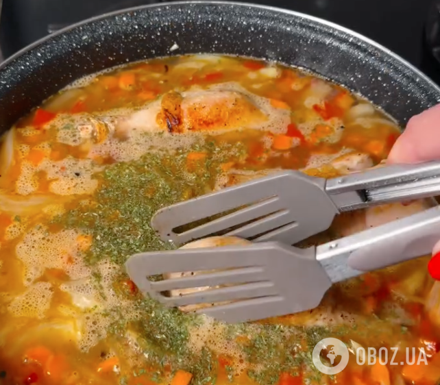 Як смачно приготувати гречку на сковороді з курячим м'ясом та овочами: ділимося рецептом
