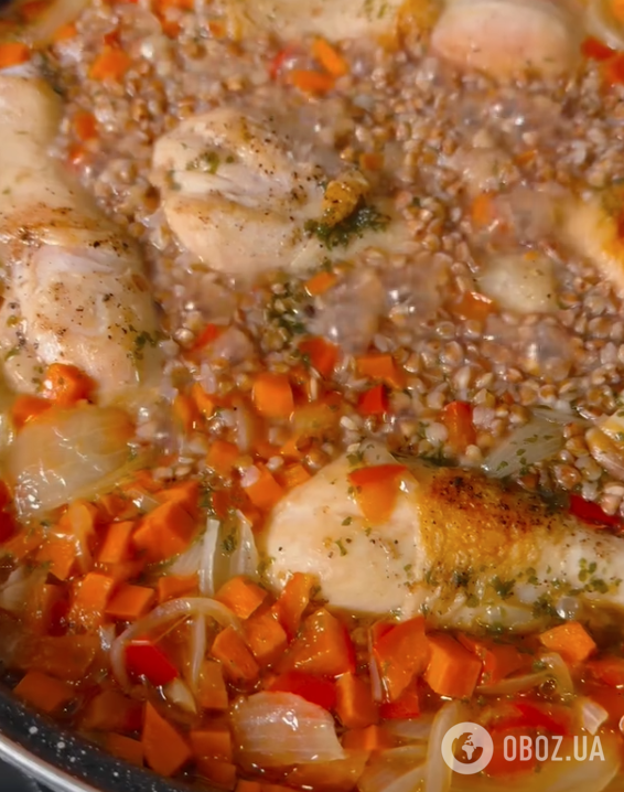 Як смачно приготувати гречку на сковороді з курячим м'ясом та овочами: ділимося рецептом