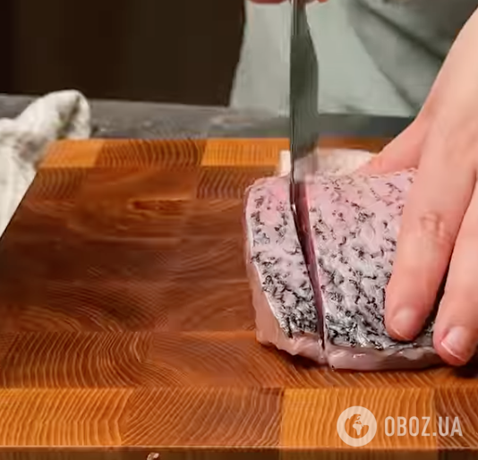 Смачніше, ніж оселедець: малосольний товстолоб із цибулею та спеціями