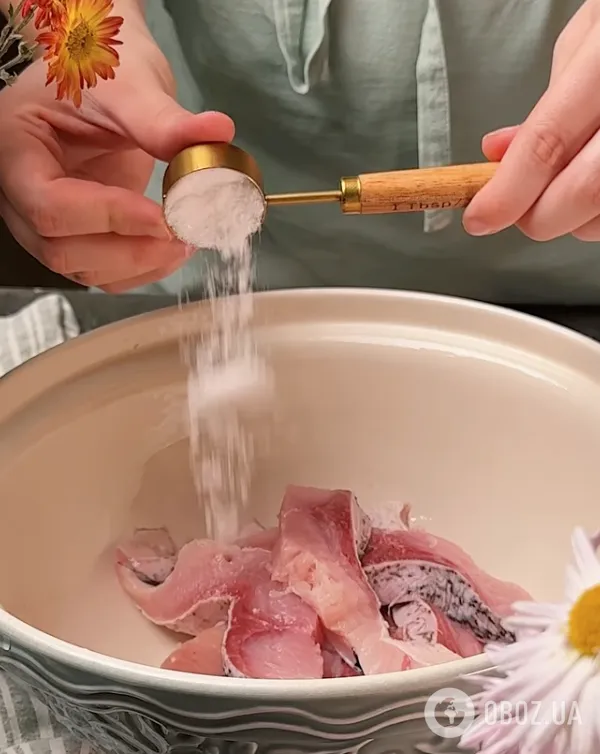 Смачніше, ніж оселедець: малосольний товстолоб із цибулею та спеціями