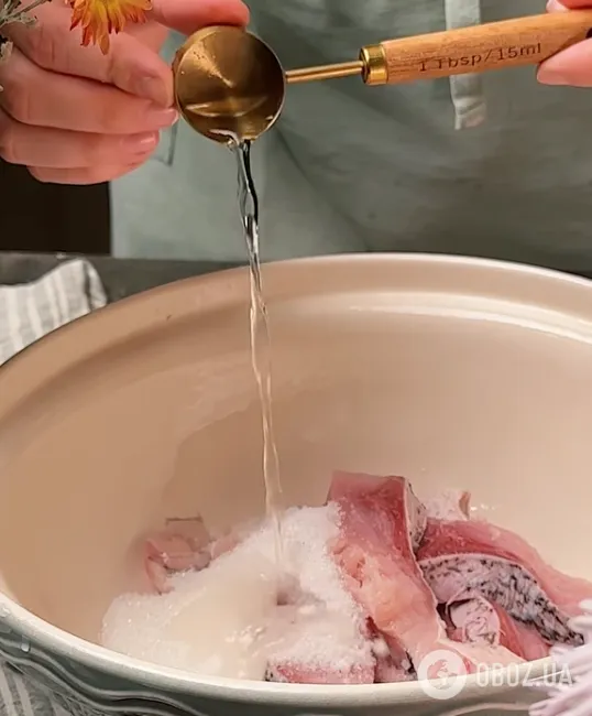 Смачніше, ніж оселедець: малосольний товстолоб із цибулею та спеціями