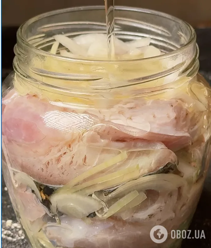 Смачніше, ніж оселедець: малосольний товстолоб із цибулею та спеціями