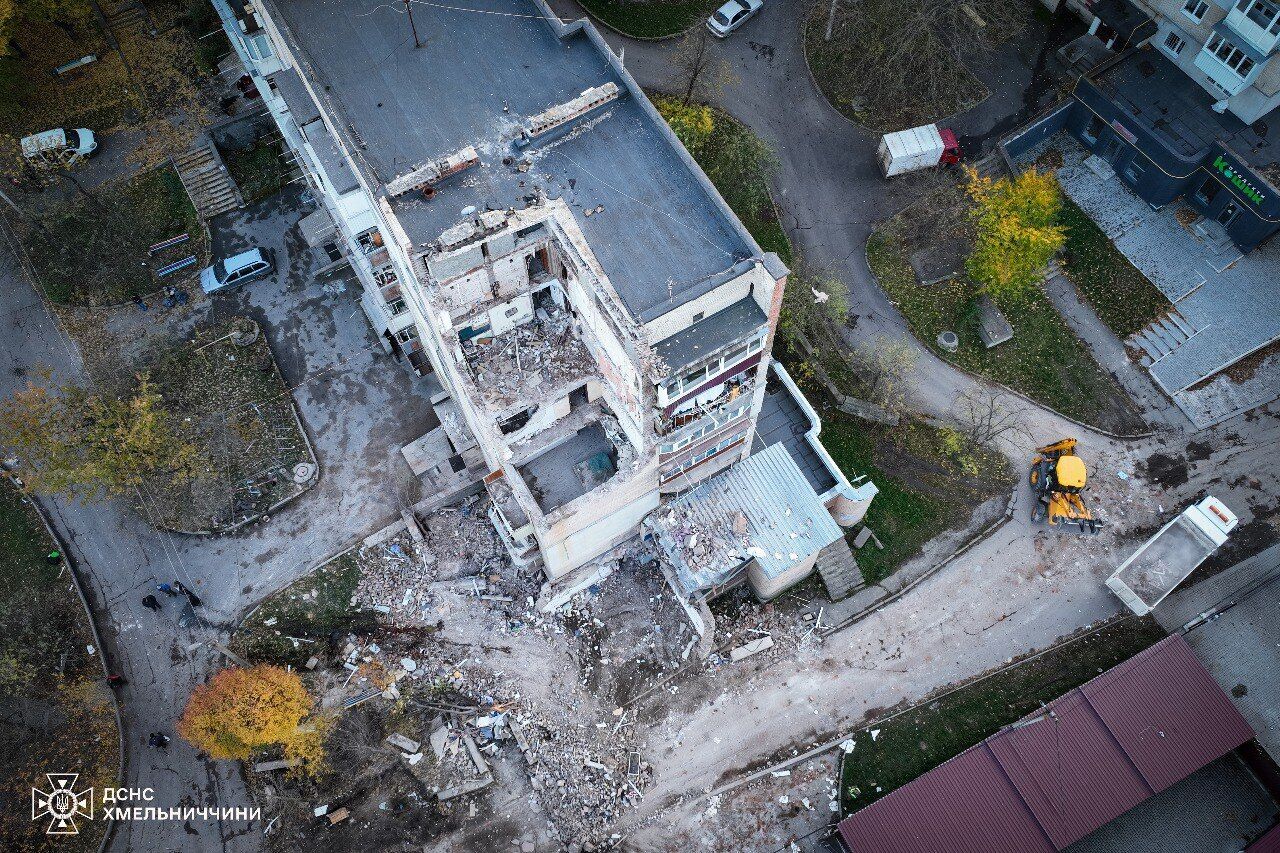 Зруйновано 9 квартир, дві людини загинули: у Хмельницькому завершили розбирати завали на місці вибуху в багатоповерхівці. Фото