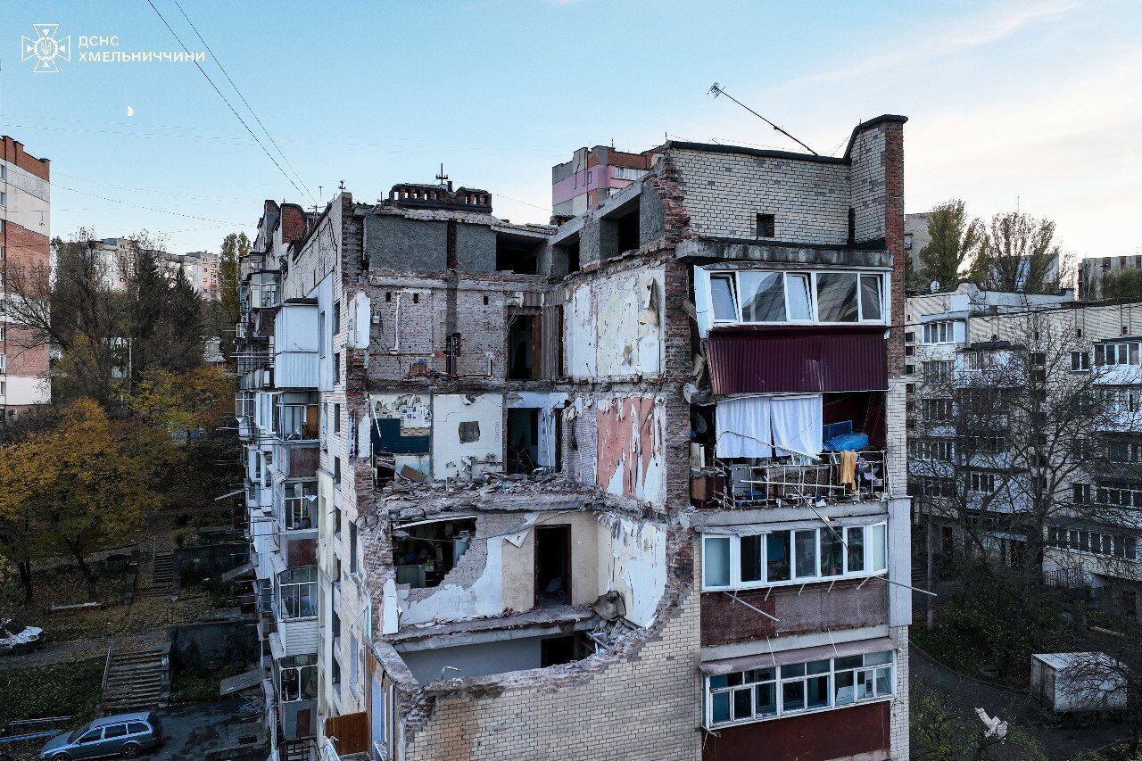 Зруйновано 9 квартир, дві людини загинули: у Хмельницькому завершили розбирати завали на місці вибуху в багатоповерхівці. Фото