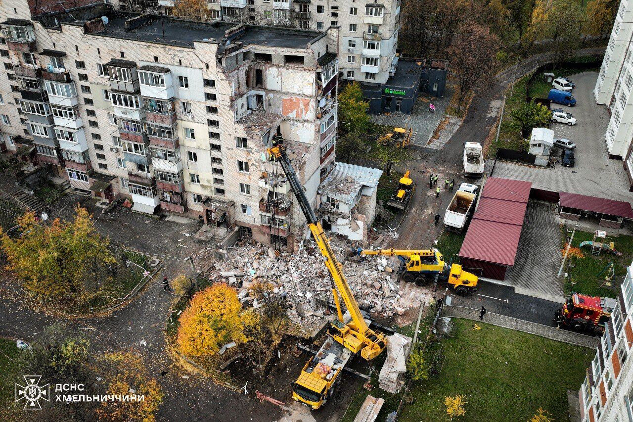 Зруйновано 9 квартир, дві людини загинули: у Хмельницькому завершили розбирати завали на місці вибуху в багатоповерхівці. Фото