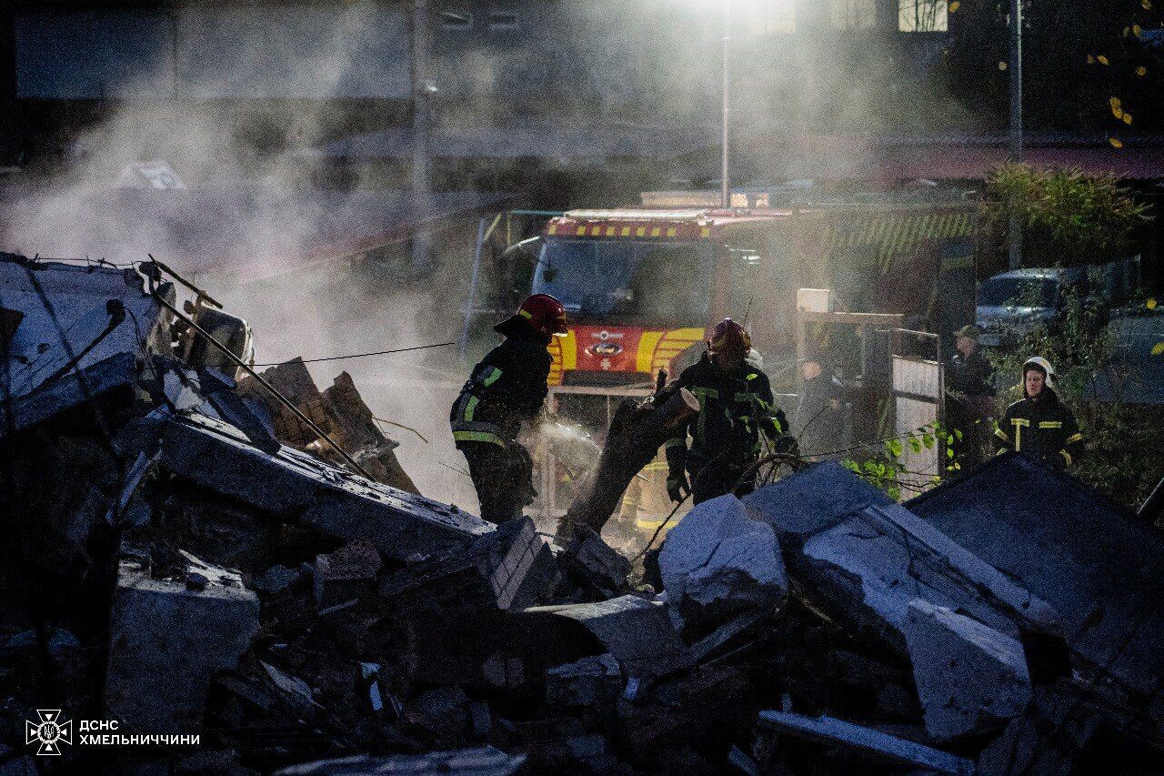 Зруйновано 9 квартир, дві людини загинули: у Хмельницькому завершили розбирати завали на місці вибуху в багатоповерхівці. Фото