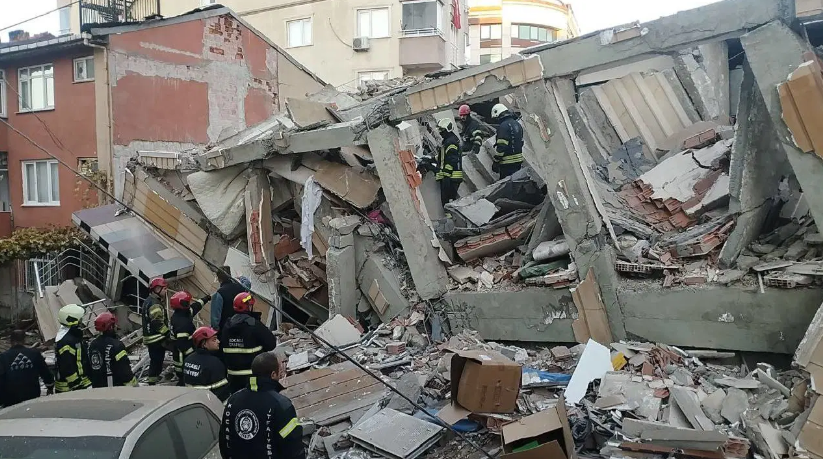 Під Стамбулом обвалилася багатоповерхівка: під завалами можуть бути люди. Фото і відео