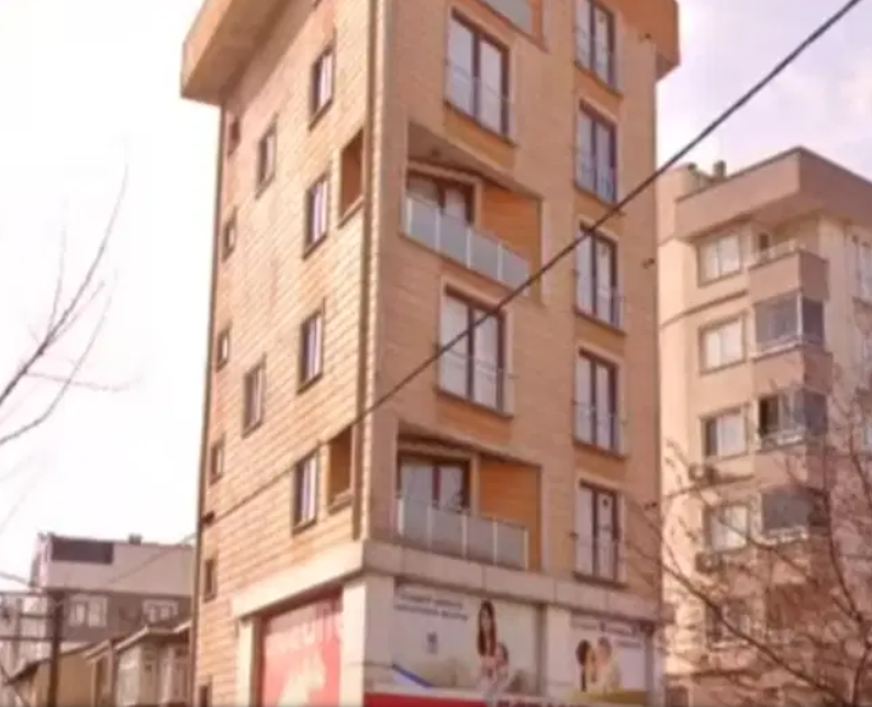 Під Стамбулом обвалилася багатоповерхівка: під завалами можуть бути люди. Фото і відео