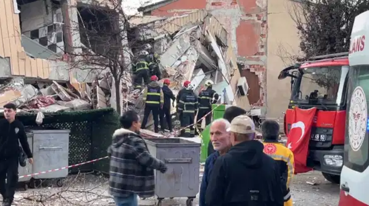 Під Стамбулом обвалилася багатоповерхівка: під завалами можуть бути люди. Фото і відео