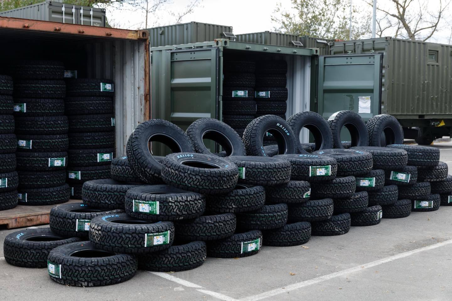 Зарядні станції, шини  та пилорами: Порошенко підготував для фронту велику партію допомоги