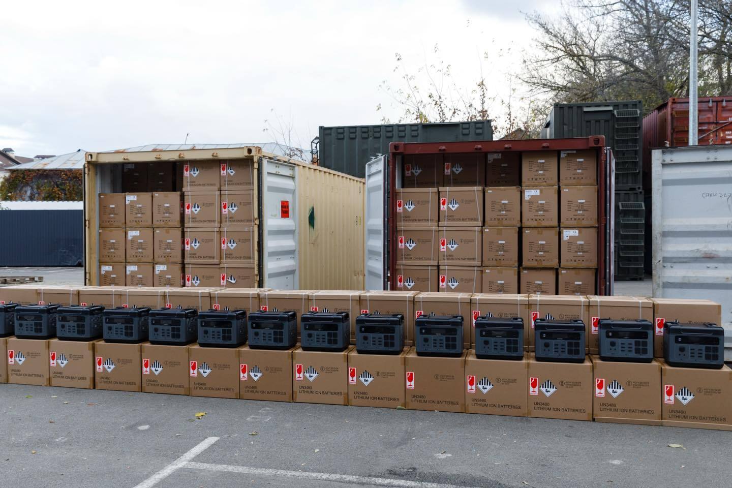 Зарядні станції, шини  та пилорами: Порошенко підготував для фронту велику партію допомоги