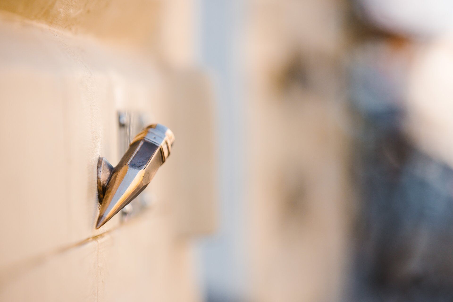 На Подолі з'явилась найменша мініскульптурка Києва, яка присвячена силі слова. Подробиці та фото