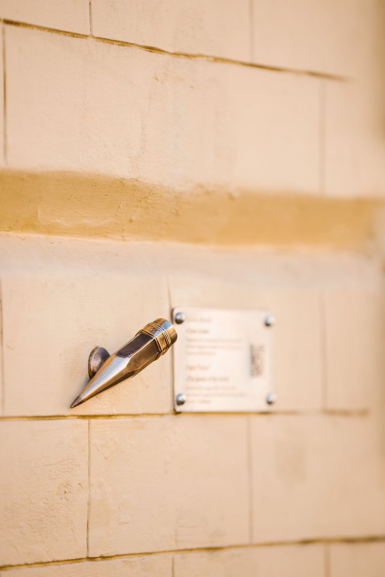 На Подолі з'явилась найменша мініскульптурка Києва, яка присвячена силі слова. Подробиці та фото