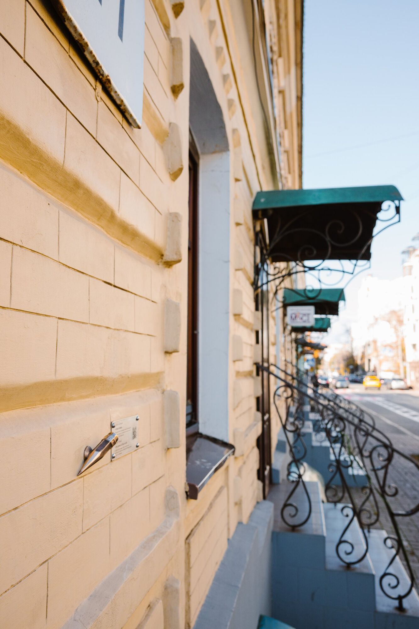 На Подолі з'явилась найменша мініскульптурка Києва, яка присвячена силі слова. Подробиці та фото