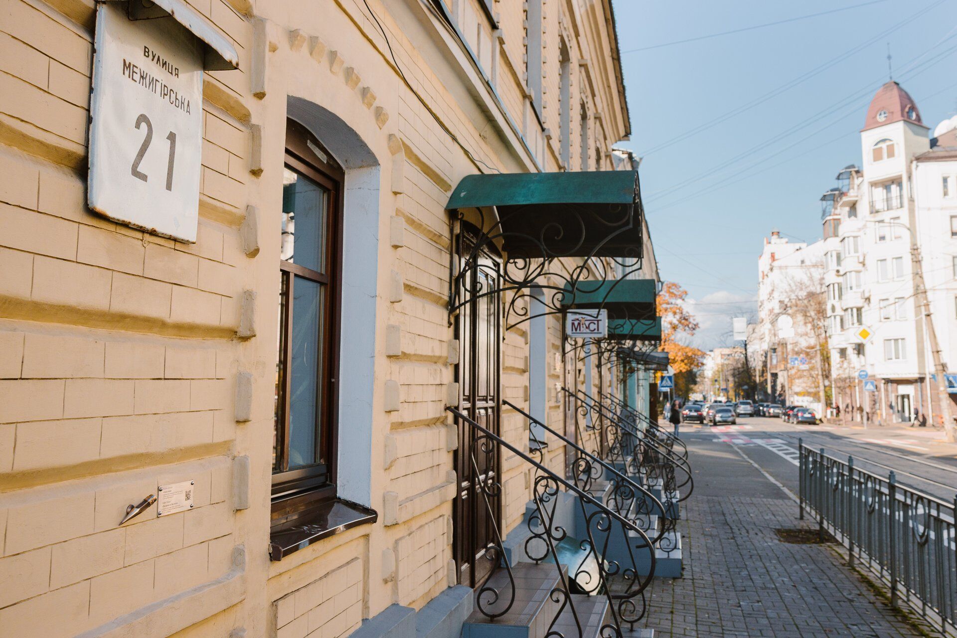 На Подолі з'явилась найменша мініскульптурка Києва, яка присвячена силі слова. Подробиці та фото