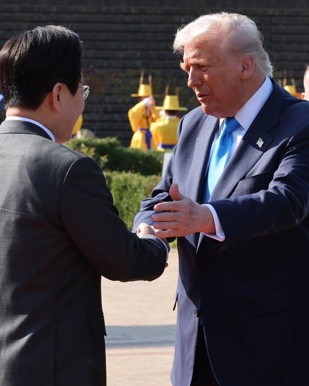 Президент Південної Кореї подарував Трампу золоту корону та орден. Фото