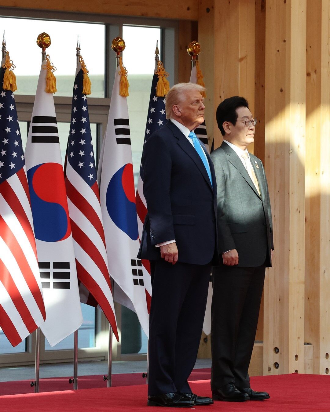 Президент Південної Кореї подарував Трампу золоту корону та орден. Фото