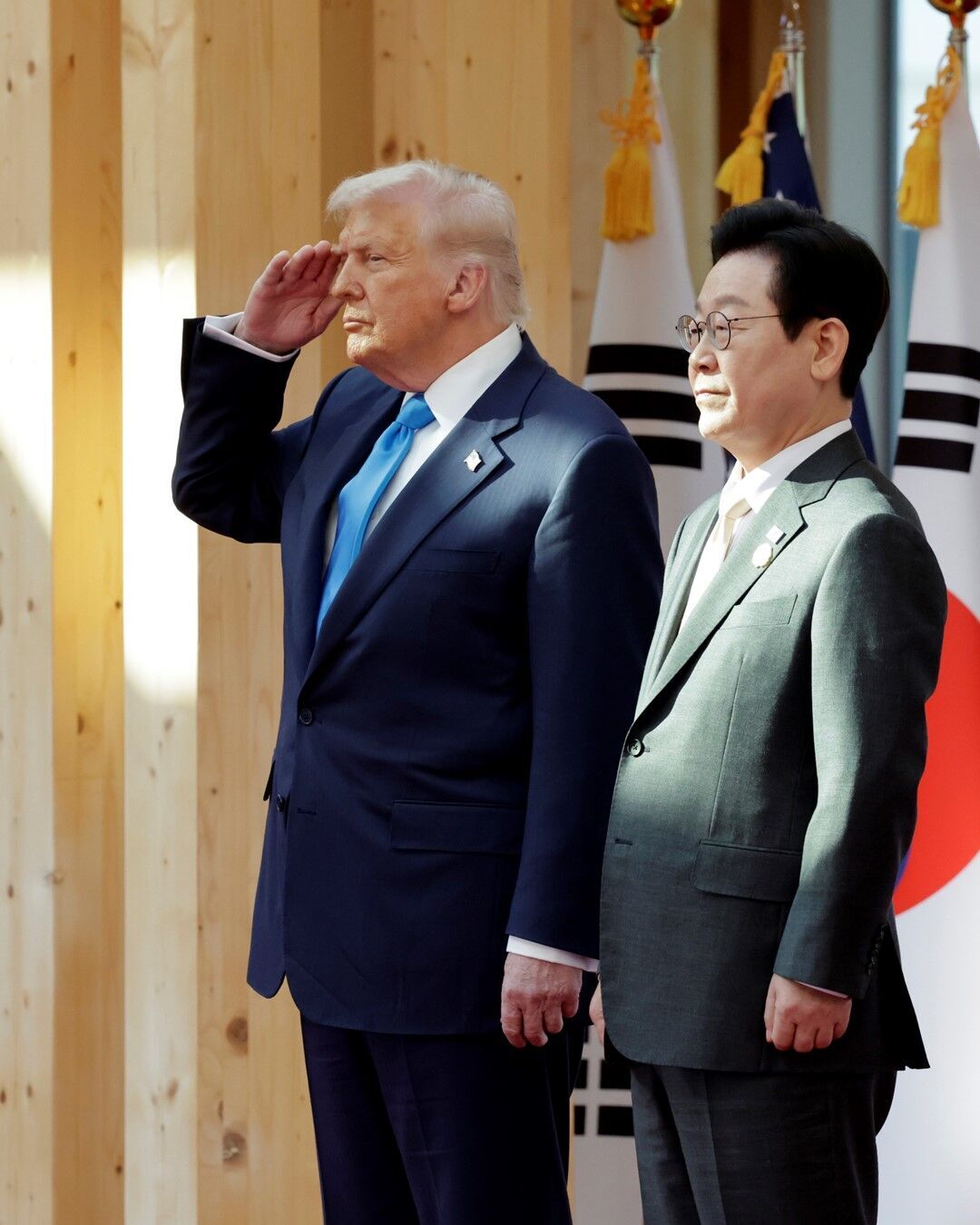 Президент Південної Кореї подарував Трампу золоту корону та орден. Фото