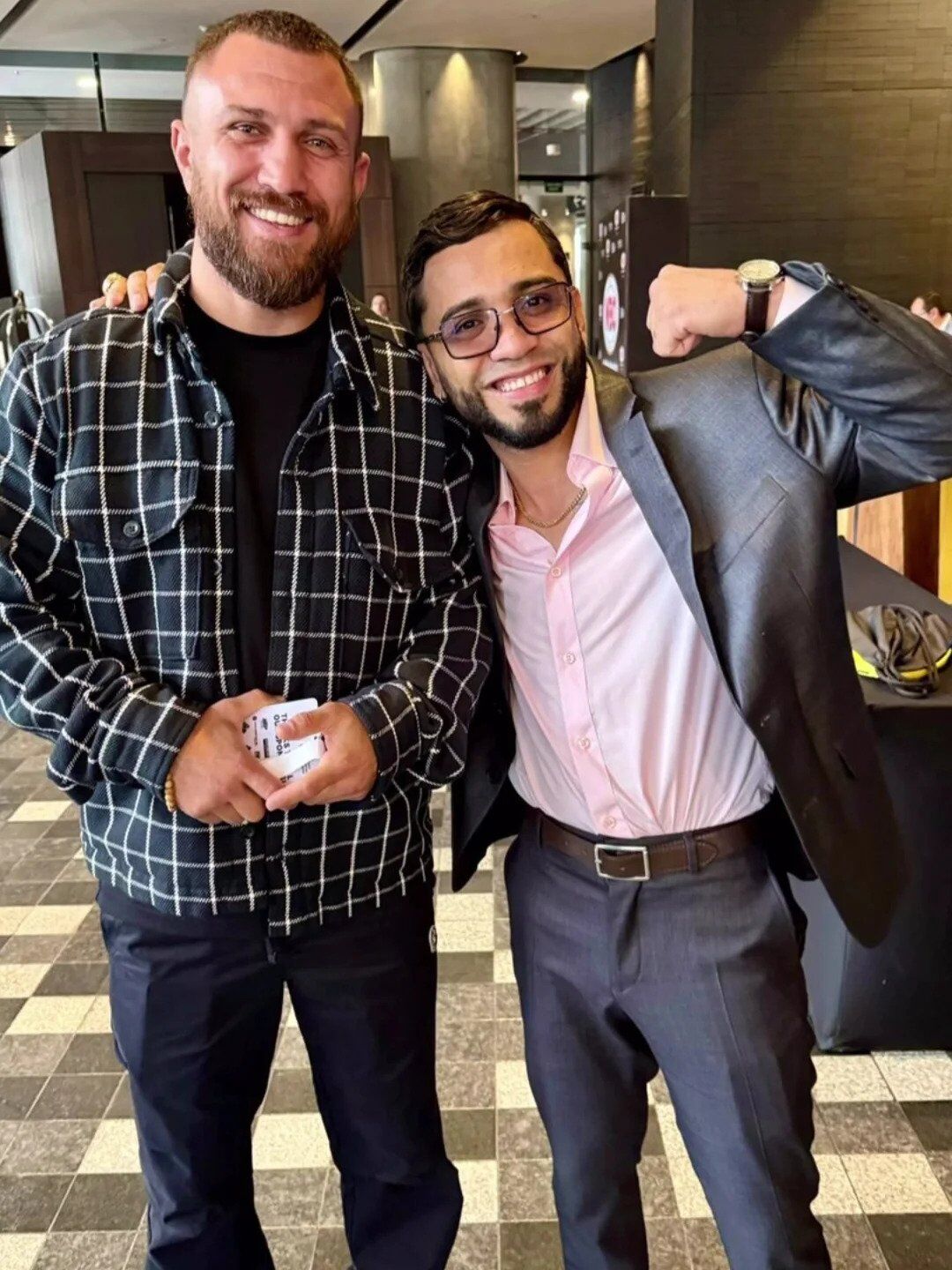 "Вже більше на попа стає схожий". Ломаченко вразив зовнішнім виглядом на щорічній конференції WBO. Фотофакт