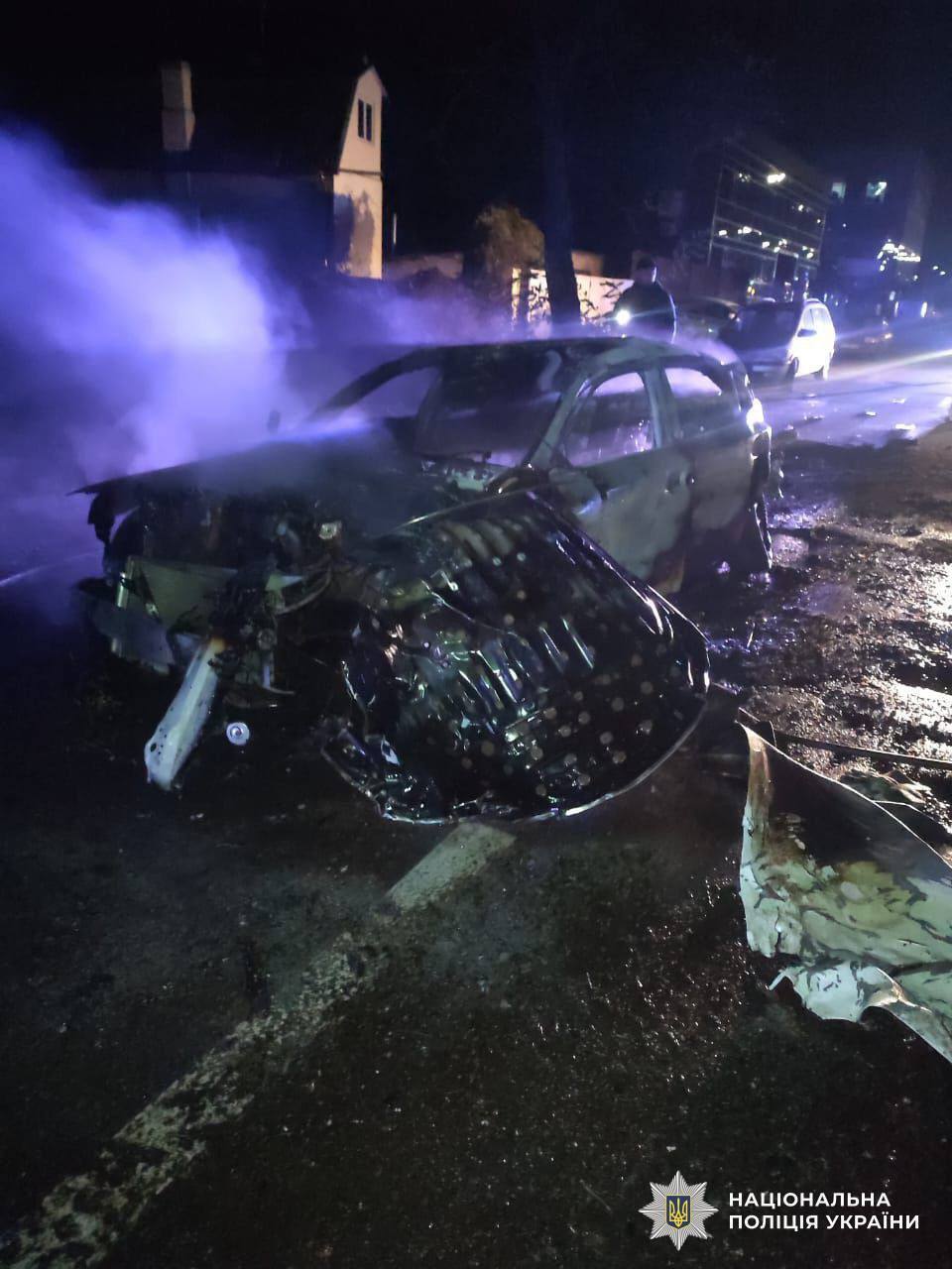 У Києві п’яний водій Lexus збив на смерть пішохода, а потім врізався у стовп: машина загорілась. Подробиці та фото