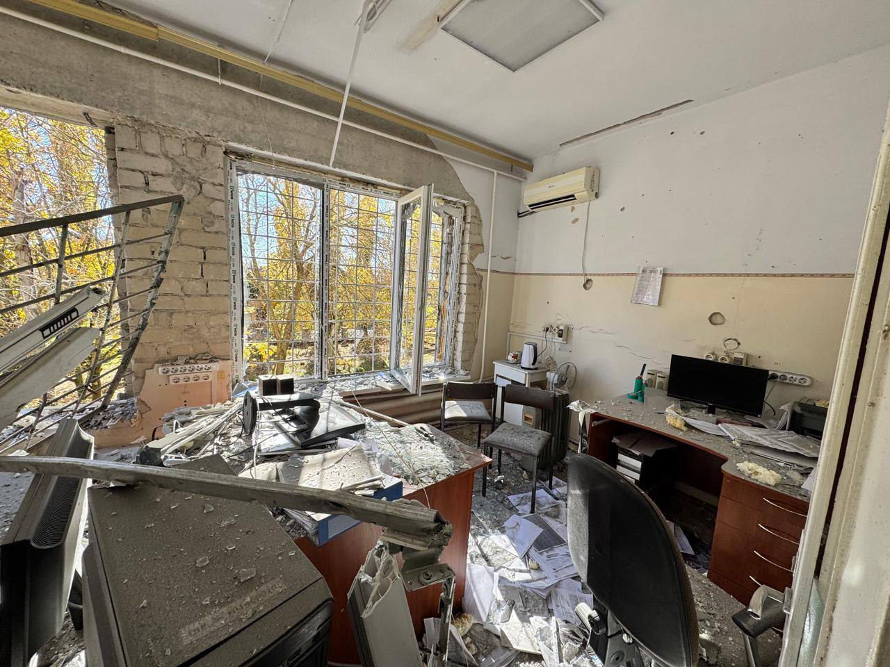 "Не могли не знати, куди б’ють": Зеленський відреагував на атаку РФ на дитячу лікарню в Херсоні, де було близько сотні людей. Фото