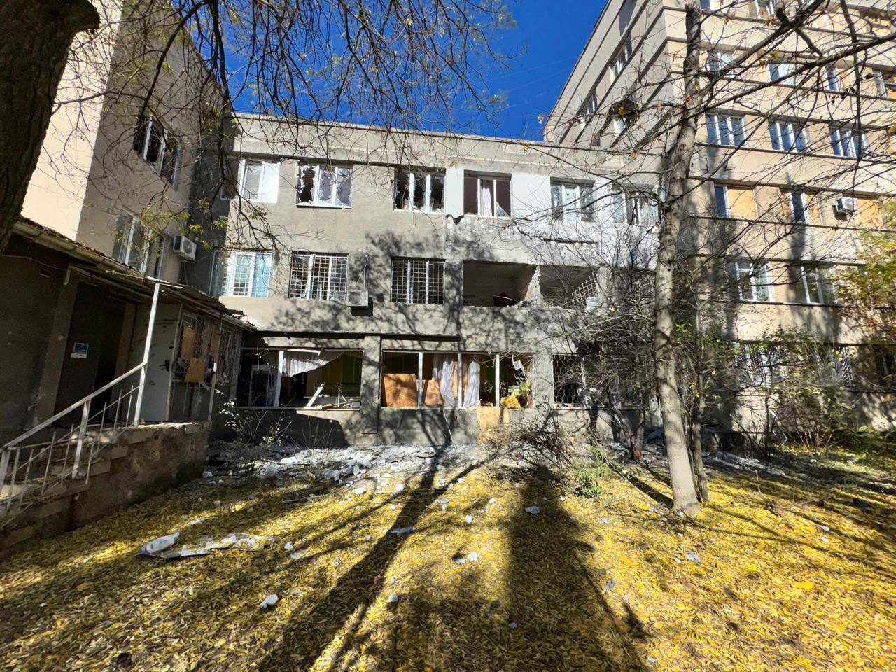 "Не могли не знати, куди б’ють": Зеленський відреагував на атаку РФ на дитячу лікарню в Херсоні, де було близько сотні людей. Фото