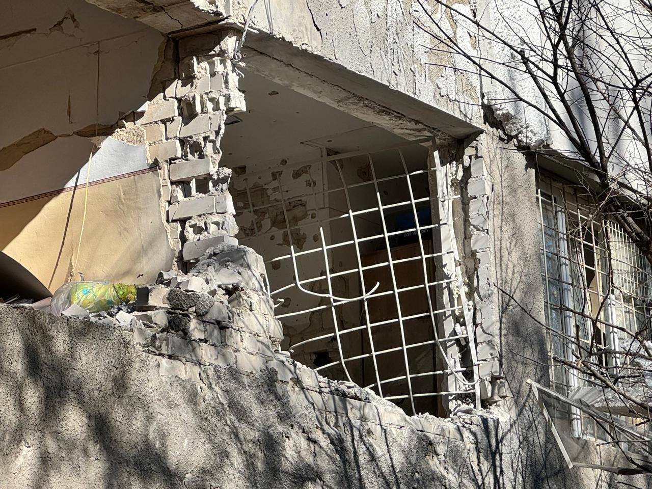 "Не могли не знати, куди б’ють": Зеленський відреагував на атаку РФ на дитячу лікарню в Херсоні, де було близько сотні людей. Фото